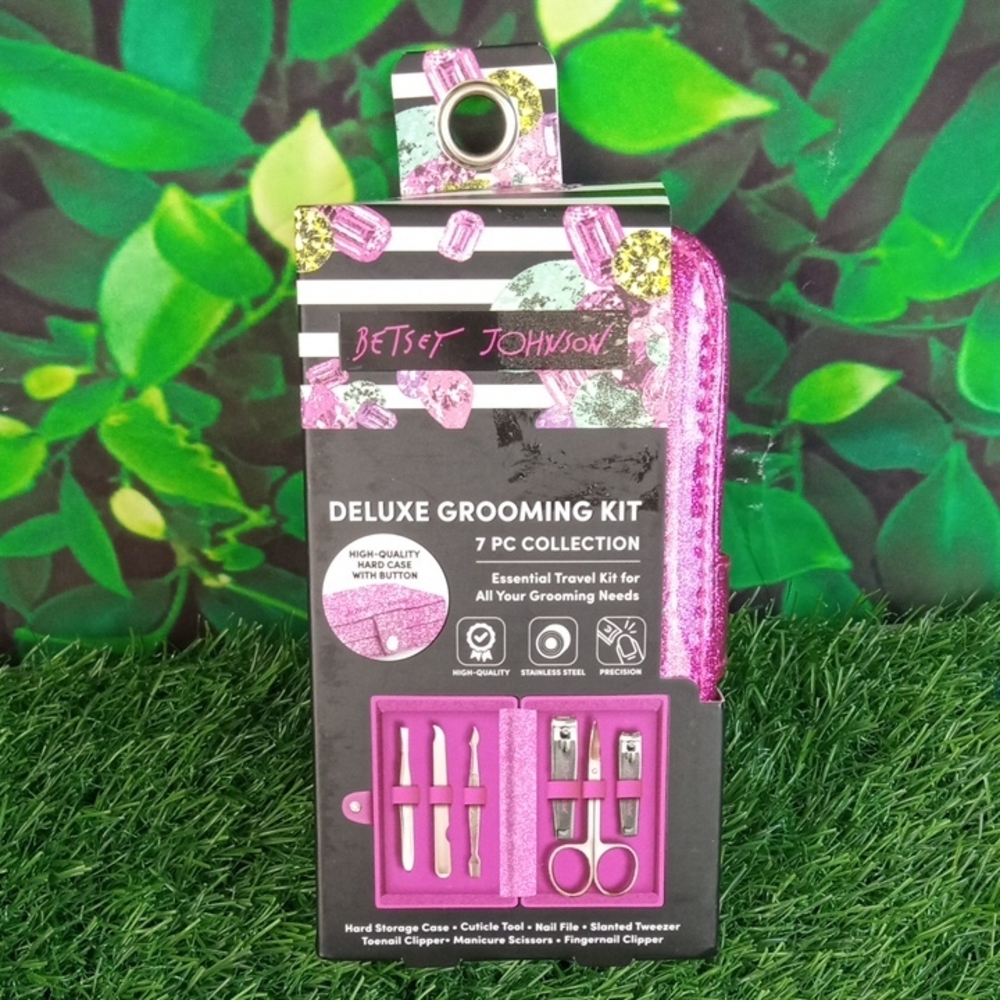 🛍️🍒 Betsey Johnson Pink Deluxe Grooming Kit